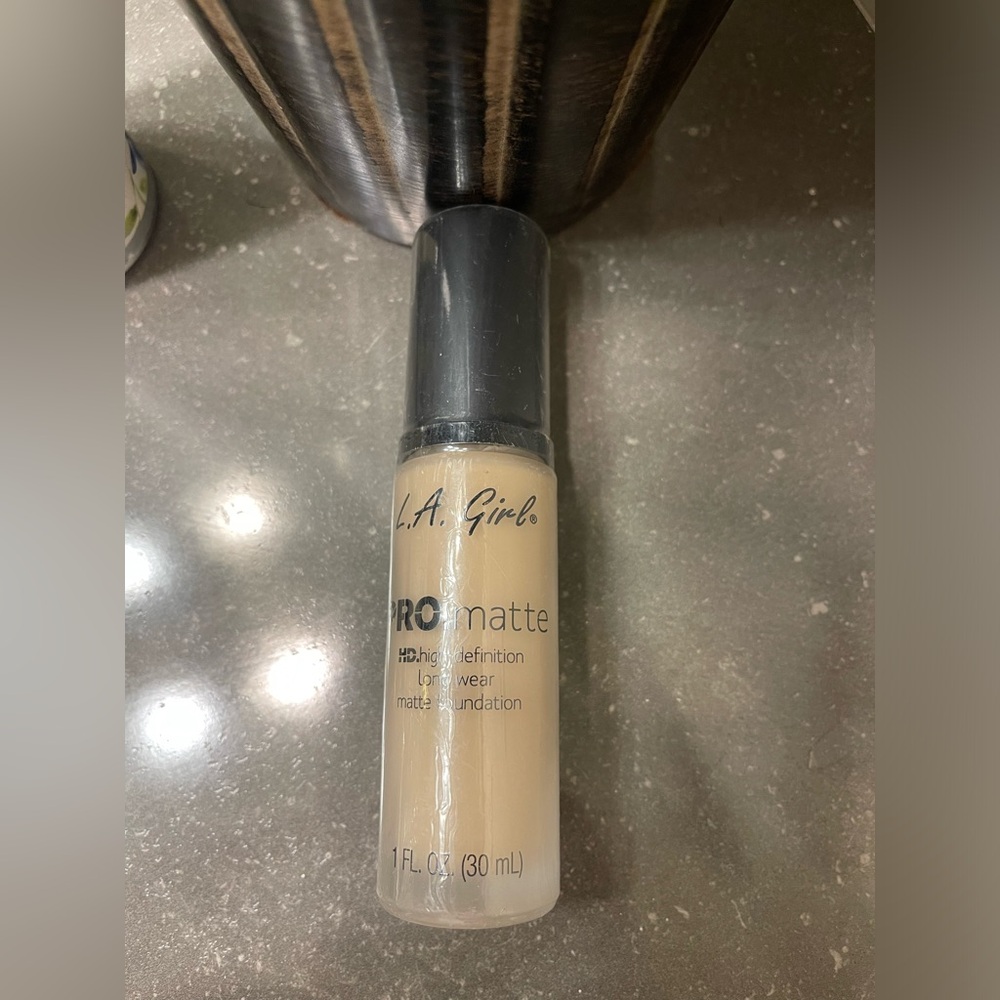 L.A Girl pro matte foundation, natural - Picture 3 of 3
